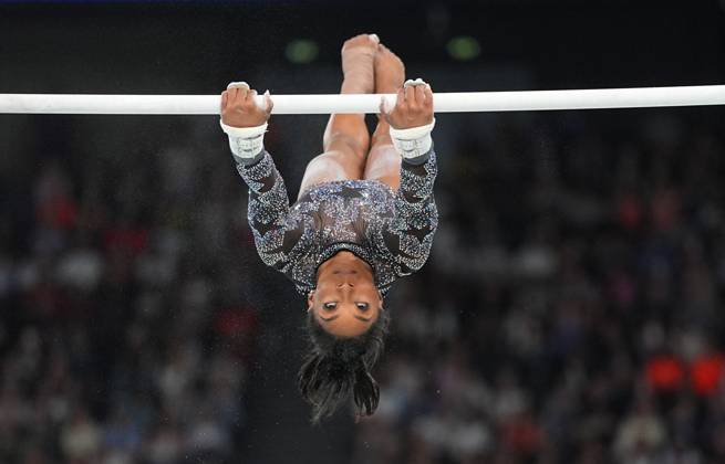 July 28 2024: Simone Biles (United States of America) competes during the uneven bars at Bercy Arena, Paris, France. CSM. Paris France - ZUMAc04_ 20240728_zma_c04_215 Copyright: xUlrikxPedersenx