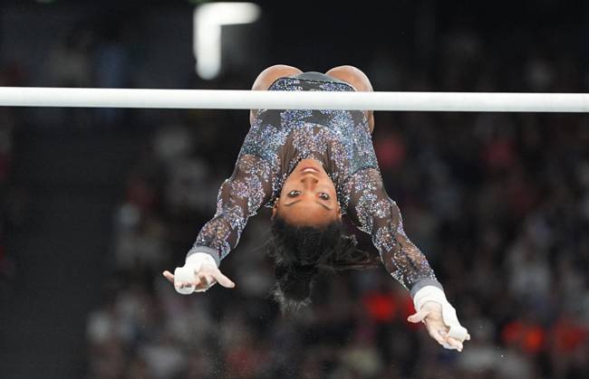 July 28 2024: Simone Biles (United States of America) competes during the uneven bars at Bercy Arena, Paris, France. CSM. Paris France - ZUMAc04_ 20240728_zma_c04_175 Copyright: xUlrikxPedersenx