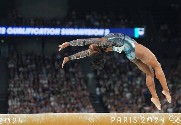 July 28 2024: Simone Biles (United States of America) competes during the balance beam at Bercy Arena, Paris, France. CSM. Paris France - ZUMAc04_ 20240728_zma_c04_079 Copyright: xUlrikxPedersenx