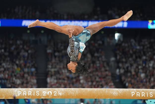 July 28 2024: Simone Biles (United States of America) competes during the balance beam at Bercy Arena, Paris, France. CSM. Paris France - ZUMAc04_ 20240728_zma_c04_066 Copyright: xUlrikxPedersenx