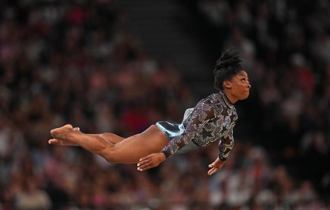 July 28 2024: Simone Biles (United States of America) competes during the floor at Bercy Arena, Paris, France. CSM. Paris France - ZUMAc04_ 20240728_zma_c04_114 Copyright: xUlrikxPedersenx