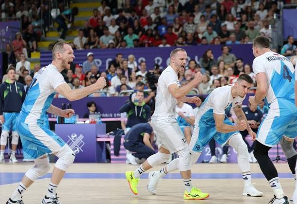 Paris 2024, Volleyball, Männer, Kanada - Slowenien (240728) -- PARIS, July 28, 2024 -- Players of Slovenia celebrate scoring during the men s preliminary round pool A volleyball match between Slovenia and Canada at Paris 2024 Olympic Games, Olympische Spiele, Olympia, OS in Paris, France, July 28, 2024. ) (PARIS2024)FRANCE-PARIS-OLY-VOLLEYBALL LixGang