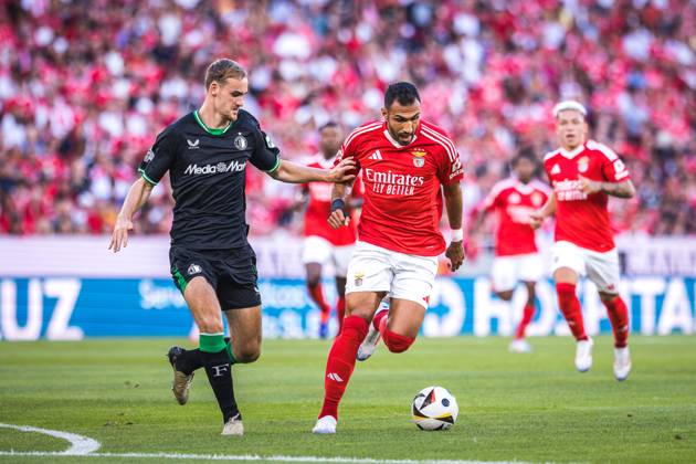 SL Benefica Vs Feyenoord in Lisbon, Portugal - 28 Jul 2024 Vangelis Pavlidis of SL Benfica (R) and Thomas Beelen of Feyenoord (L) in action during the Pre-Season Friendly match between SL Benfica and Feyenoord at Estadio da Luz. (Final score: SL Benfica 5 - 0 Feyenoord) Lisbon Portugal Copyright: xHenriquexCasinhasx xSOPAxImagesx HCASINHAS_28072024_SLBENFICA_VS_FEYENOORD_006