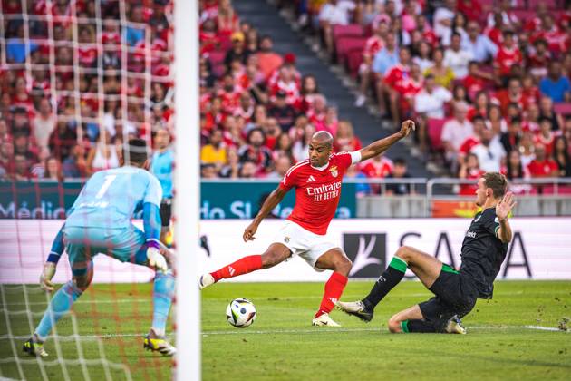 SL Benefica Vs Feyenoord in Lisbon, Portugal - 28 Jul 2024 Joao Mario of SL Benfica (C) vies for the ball with Thomas Beelen of Feyenoord (R) during the Pre-Season Friendly match between SL Benfica and Feyenoord at Estadio da Luz. (Final score: SL Benfica 5 - 0 Feyenoord) Lisbon Portugal Copyright: xHenriquexCasinhasx xSOPAxImagesx HCASINHAS_28072024_SLBENFICA_VS_FEYENOORD_030