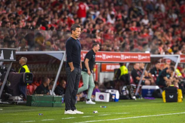 SL Benefica Vs Feyenoord in Lisbon, Portugal - 28 Jul 2024 SL Benfica coach, Roger Schmidt, in action during the Pre-Season Friendly match between SL Benfica and Feyenoord at Estadio da Luz. (Final score: SL Benfica 5 - 0 Feyenoord) Lisbon Portugal Copyright: xHenriquexCasinhasx xSOPAxImagesx HCASINHAS_28072024_SLBENFICA_VS_FEYENOORD_034