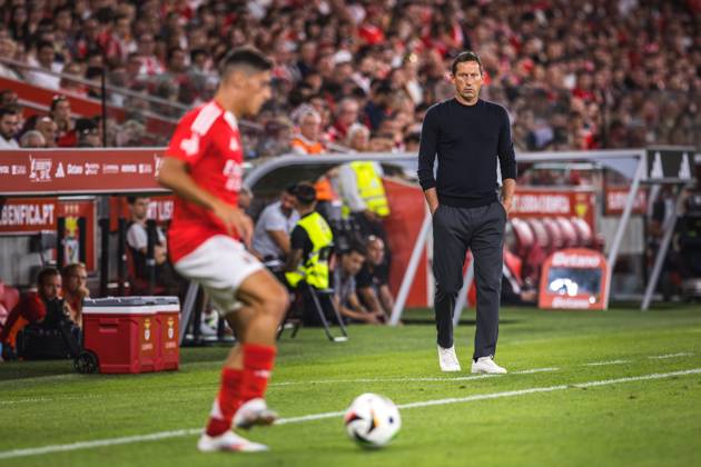SL Benefica Vs Feyenoord in Lisbon, Portugal - 28 Jul 2024 SL Benfica coach, Roger Schmidt, in action during the Pre-Season Friendly match between SL Benfica and Feyenoord at Estadio da Luz. (Final score: SL Benfica 5 - 0 Feyenoord) Lisbon Portugal Copyright: xHenriquexCasinhasx xSOPAxImagesx HCASINHAS_28072024_SLBENFICA_VS_FEYENOORD_037