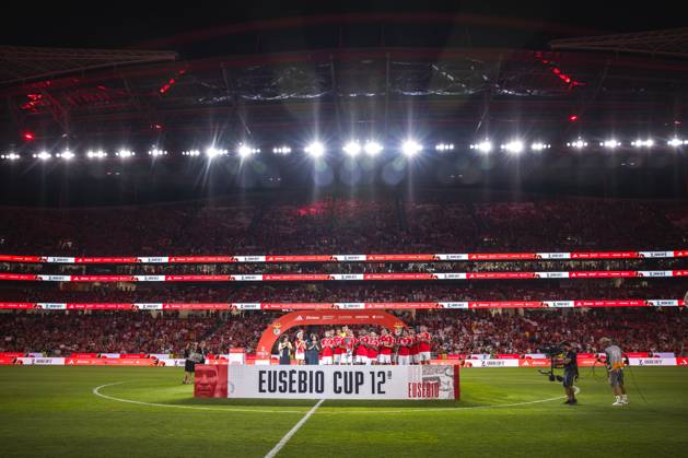 SL Benefica Vs Feyenoord in Lisbon, Portugal - 28 Jul 2024 SL Benfica players receive the Eusebio Cup Trophy at the end of the Pre-Season Friendly match between SL Benfica and Feyenoord at Estadio da Luz. (Final score: SL Benfica 5 - 0 Feyenoord) Lisbon Portugal Copyright: xHenriquexCasinhasx xSOPAxImagesx HCASINHAS_28072024_SLBENFICA_VS_FEYENOORD_052