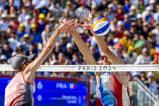 FRA, Summer Olympics Paris 2024, Beach Volleyball , Preliminary Round Group C, Match 3, Ehlers Wickler GER vs Bassereau Lyneel FRA 30 07 2024, Champ de Mars, Paris, FRA, Summer Olympics Paris 2024, Beach Volleyball , Preliminary Round Group C, Match 3, Ehlers Wickler GER vs Bassereau Lyneel FRA , in the picture Ehlers Nils GER scores the point against Bassereau Remi FRA nordphotoxGmbHx xStraubmeier nph00004
