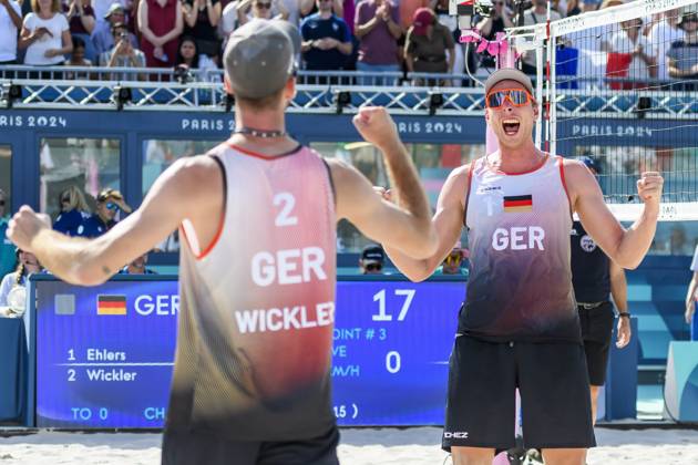 FRA, Summer Olympics Paris 2024, Beach Volleyball , Preliminary Round Group C, Match 3, Ehlers Wickler GER vs Bassereau Lyneel FRA 30 07 2024, Champ de Mars, Paris, FRA, Summer Olympics Paris 2024, Beach Volleyball , Preliminary Round Group C, Match 3, Ehlers Wickler GER vs Bassereau Lyneel FRA , pictured cheering for Wickler Clemens GER and Ehlers Nils GER nordphotoxGmbHx xStraubmeier nph00004