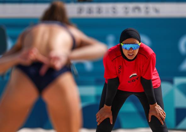 FRANCE, PARIS - JULY 30, 2024: Doaa Elghobashy of Egypt (R) competes in a women s Pool A - Preliminary Phase Beach volleyball, Beachvolleyball match at the 2024 Summer Olympic Games, Olympische Spiele, Olympia, OS by the Eiffel Tower on the Champ de Mars. Alexander Shcherbak TASS  72533474