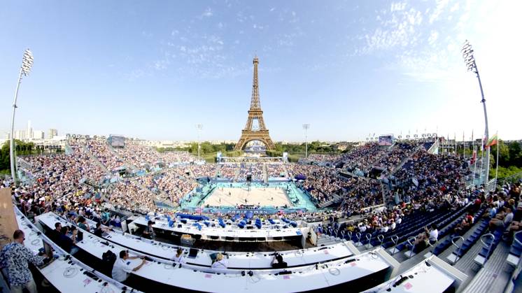 FRA, Summer Olympics Paris 2024, Beach Volleyball , Preliminary Round Group C, Match 3, Ehlers Wickler GER vs Bassereau Lyneel FRA 30 07 2024, Champ de Mars, Paris, FRA, Summer Olympics Paris 2024, Beach Volleyball , Preliminary Round Group C, Match 3, Ehlers Wickler GER vs Bassereau Lyneel FRA , in the picture feature Beach Volleyball Stadium Overview with the Eiffel Tower nordphotoxGmbHx xStraubmeier nph00004