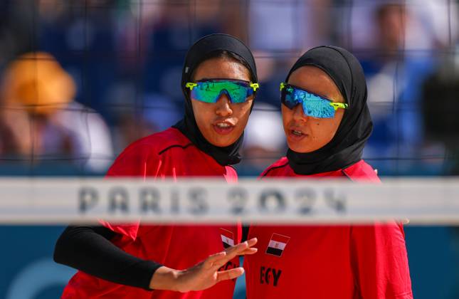 Sport Bilder des Tages FRANCE, PARIS - JULY 30, 2024: Marwa Abdelhady and Doaa Elghobashy of Egypt compete in a women s Pool A - Preliminary Phase Beach volleyball, Beachvolleyball match between Italy and Egypt at the 2024 Summer Olympic Games, Olympische Spiele, Olympia, OS by the Eiffel Tower on the Champ de Mars. Alexander Shcherbak TASS  72534929