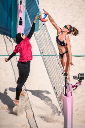 30 07 2024, Paris, Eiffel Tower Stadium Beach volleyball, Olympic Games, preliminary round Doaa Elghobashy EGY, left in a net duel with Valentina Gottardi ITA