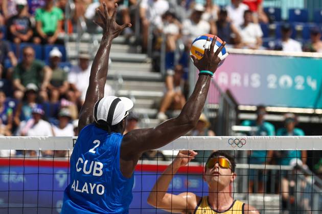 FRANCE, PARIS - JULY 30, 2024: Jorge Luis Alayo Moliner of Cuba (L) and Andre Loyola Stein of Brazil compete in a men s Pool D - Preliminary Phase Beach volleyball, Beachvolleyball match at the 2024 Summer Olympic Games, Olympische Spiele, Olympia, OS by the Eiffel Tower on the Champ de Mars. Alexander Shcherbak TASS  72537302