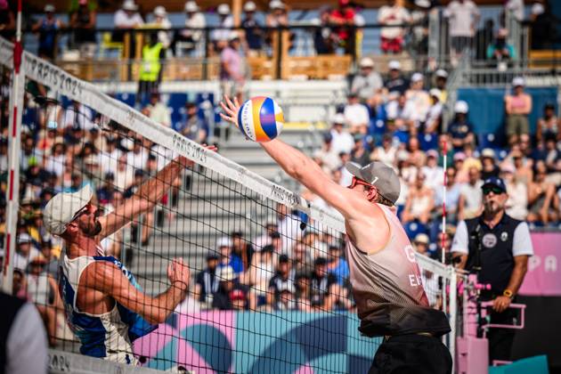 30 07 2024, Paris, Eiffel Tower Stadium Beach volleyball, Olympic Games, preliminary round Attack Julien Lyneel FRA, left block Nils Ehlers GER