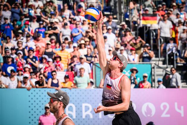30 07 2024, Paris, Eiffel Tower Stadium Beach volleyball, Olympic Games, preliminary round Service Serve Nils Ehlers GER