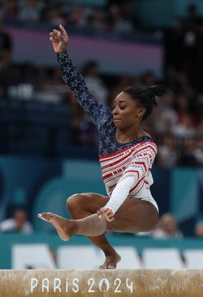(240730) -- PARIS, July 30, 2024 -- Simone Biles of the United States competes during the balance beam event of the artistic gymnastics women s team final at the Paris 2024 Olympic Games, Olympische Spiele, Olympia, OS in Paris, France, July 30, 2024. ) (PARIS2024) FRANCE-PARIS-OLY-ARTISTIC GYMNASTICS YangxLei