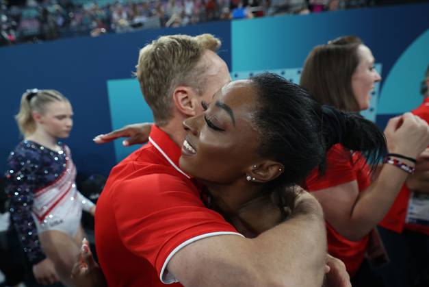 (240730) -- PARIS, July 30, 2024 -- Simone Biles of the United States (R) hugs her coach after the artistic gymnastics women s team final at the Paris 2024 Olympic Games, Olympische Spiele, Olympia, OS in Paris, France, July 30, 2024. ) (PARIS2024) FRANCE-PARIS-OLY-ARTISTIC GYMNASTICS CaoxCan