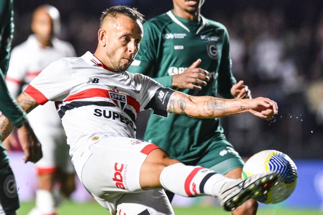 São Paulo x Goias SÃO PAULO, SP - 30.07.2024: SÃO PAULO X GOIAS - Rafinha player for São Paulo Futebol Clube during the match between São Paulo FC x Goiás, first leg of the round of 16 of the Copa do Brasil 2024, this Tuesday, (30) in Morumbis, SP. (Photo: Roberto Casimiro Fotoarena) x2583534x RobertoxCasimiro