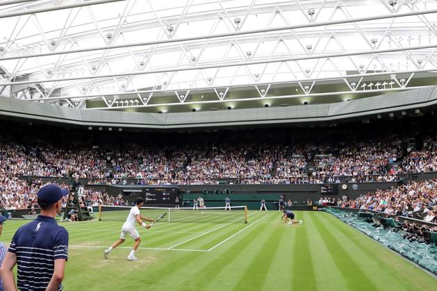 Carlos Alcaraz ESP vs Ugo Humbert on center court with closed roof, overview, Copyright: xJuergenxHasenkopfx