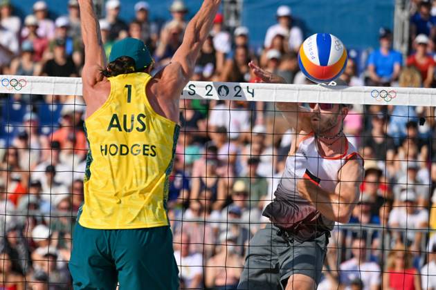 Olympic Games Beach Volleyball Paris 01 08 2024 Preliminary round, men, GER AUS, Clemens Wickler 2, GER , in attack against 1 Thomas Hodges AUS, Copyright: xBEAUTIFULxSPORTS TomxBlochx