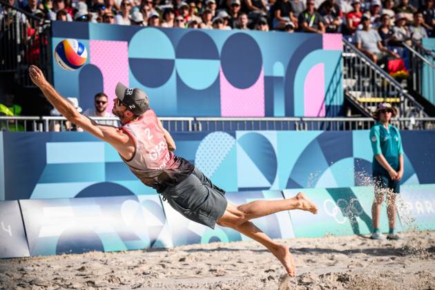 01 08 2024, Paris, Eiffel Tower Stadium Beach volleyball, Olympic Games, preliminary round Defense Clemens Wickler GER