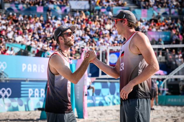 01 08 2024, Paris, Eiffel Tower Stadium Beach volleyball, Olympic Games, preliminary round Clemens Wickler left and Nils Ehlers GER Shakehands