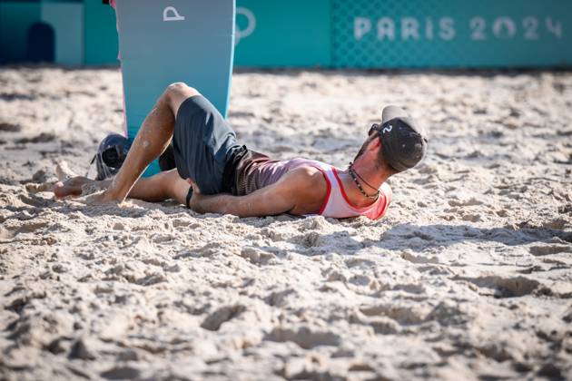 01 08 2024, Paris, Eiffel Tower Stadium Beach volleyball, Olympic Games, preliminary round Clemens Wickler GER trips over net camera and injures himself