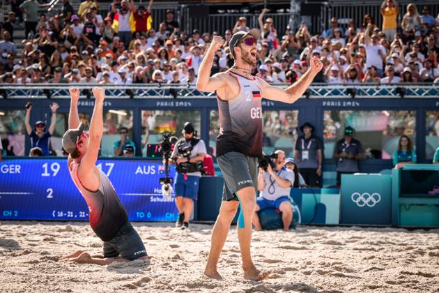 01 08 2024, Paris, Eiffel Tower Stadium Beach volleyball, Olympic Games, preliminary round Nils Ehlers left and Clemens Wickler GER cheering after winning match point