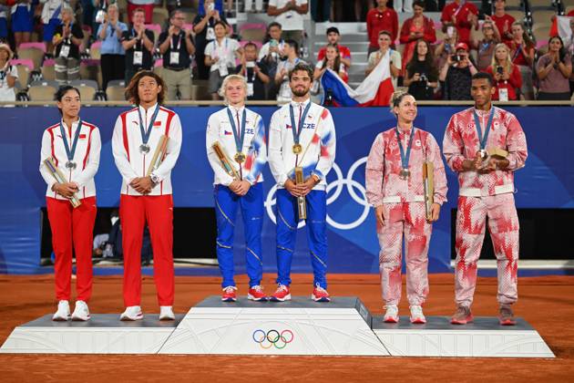 Paris 2024 - Medal Ceremony Tennis Double Mixte Wang Xynyu (CHI) with Zhang Zhizhen (CHI) won the silver medal, Katerina Siniakova (CZE) with Tomas Machac (CZE) won the gold medal and Gabriela Dabrowski (CAN) with Felix Auger-Aliassime (CAN) won the bronze medal at the tennis at the 2024 Olympics Games at Roland-Garros in Paris, FRANCE, on August 2, 2024. Photo by Corinne Dubreuil ABACAPRESS.COM PARIS  Copyright: xDubreuilxCorinne ABACAx