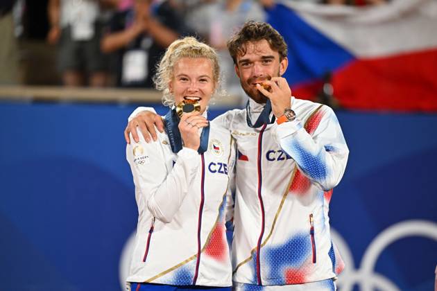 Paris 2024 - Medal Ceremony Tennis Double Mixte Katerina Siniakova (CZE) and Tomas Machac (CZE) won the mixie final and get the gold medal at the tennis at the 2024 Olympics Games at Roland-Garros in Paris, FRANCE, on August 2, 2024. Photo by Corinne Dubreuil ABACAPRESS.COM PARIS  Copyright: xDubreuilxCorinne ABACAx