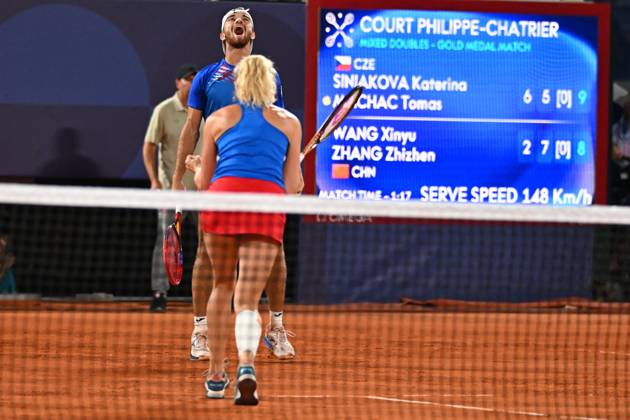 Paris 2024 - Medal Ceremony Tennis Double Mixte Katerina Siniakova (CZE) and Tomas Machac (CZE) won the mixie final and get the gold medal at the tennis at the 2024 Olympics Games at Roland-Garros in Paris, FRANCE, on August 2, 2024. Photo by Corinne Dubreuil ABACAPRESS.COM PARIS  Copyright: xDubreuilxCorinne ABACAx