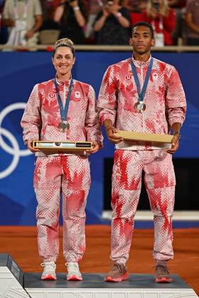 Paris 2024 - Medal Ceremony Tennis Double Mixte Gabriela Dabrowski (CAN) with Felix Auger-Aliassime (CAN) won the bronze medal at the tennis at the 2024 Olympics Games at Roland-Garros in Paris, FRANCE, on August 2, 2024. Photo by Corinne Dubreuil ABACAPRESS.COM PARIS  Copyright: xDubreuilxCorinne ABACAx