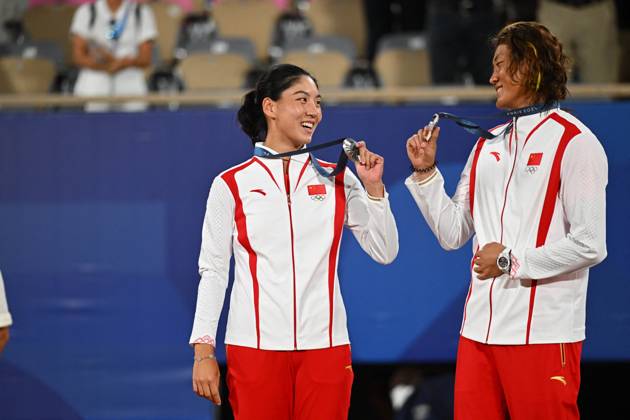Paris 2024 - Medal Ceremony Tennis Double Mixte Wang Xynyu (CHI) with Zhang Zhizhen (CHI) won the silver medal at the tennis at the 2024 Olympics Games at Roland-Garros in Paris, FRANCE, on August 2, 2024. Photo by Corinne Dubreuil ABACAPRESS.COM PARIS  Copyright: xDubreuilxCorinne ABACAx