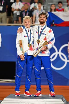 Paris 2024 - Medal Ceremony Tennis Double Mixte Katerina Siniakova (CZE) and Tomas Machac (CZE) won the mixie final and get the gold medal at the tennis at the 2024 Olympics Games at Roland-Garros in Paris, FRANCE, on August 2, 2024. Photo by Corinne Dubreuil ABACAPRESS.COM PARIS  Copyright: xDubreuilxCorinne ABACAx
