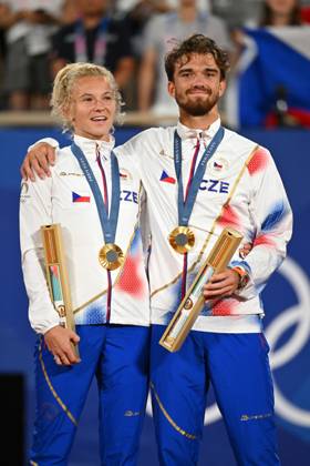 Paris 2024 - Medal Ceremony Tennis Double Mixte Katerina Siniakova (CZE) and Tomas Machac (CZE) won the mixie final and get the gold medal at the tennis at the 2024 Olympics Games at Roland-Garros in Paris, FRANCE, on August 2, 2024. Photo by Corinne Dubreuil ABACAPRESS.COM PARIS  Copyright: xDubreuilxCorinne ABACAx