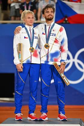 Paris 2024 - Medal Ceremony Tennis Double Mixte Katerina Siniakova (CZE) and Tomas Machac (CZE) won the mixie final and get the gold medal at the tennis at the 2024 Olympics Games at Roland-Garros in Paris, FRANCE, on August 2, 2024. Photo by Corinne Dubreuil ABACAPRESS.COM PARIS  Copyright: xDubreuilxCorinne ABACAx