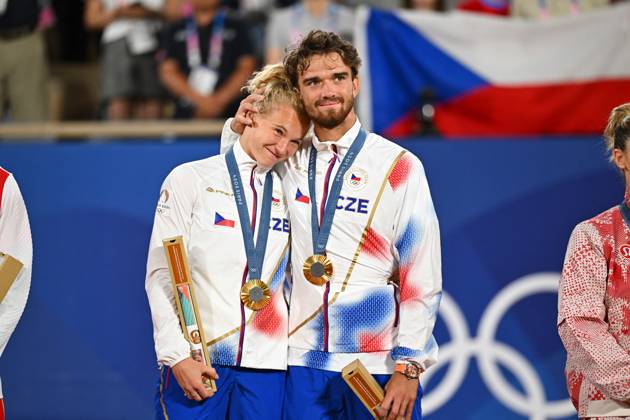 Paris 2024 - Medal Ceremony Tennis Double Mixte Katerina Siniakova (CZE) and Tomas Machac (CZE) won the mixie final and get the gold medal at the tennis at the 2024 Olympics Games at Roland-Garros in Paris, FRANCE, on August 2, 2024. Photo by Corinne Dubreuil ABACAPRESS.COM PARIS  Copyright: xDubreuilxCorinne ABACAx
