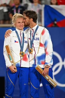 Paris 2024 - Medal Ceremony Tennis Double Mixte Katerina Siniakova (CZE) and Tomas Machac (CZE) won the mixie final and get the gold medal at the tennis at the 2024 Olympics Games at Roland-Garros in Paris, FRANCE, on August 2, 2024. Photo by Corinne Dubreuil ABACAPRESS.COM PARIS  Copyright: xDubreuilxCorinne ABACAx