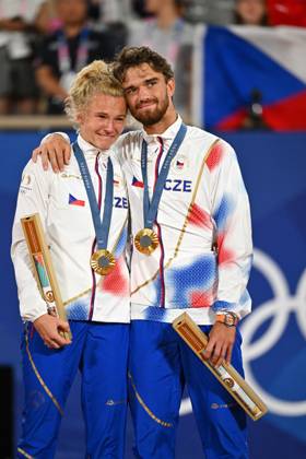 Paris 2024 - Medal Ceremony Tennis Double Mixte Katerina Siniakova (CZE) and Tomas Machac (CZE) won the mixie final and get the gold medal at the tennis at the 2024 Olympics Games at Roland-Garros in Paris, FRANCE, on August 2, 2024. Photo by Corinne Dubreuil ABACAPRESS.COM PARIS  Copyright: xDubreuilxCorinne ABACAx