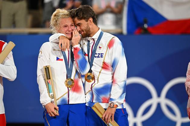 Paris 2024 - Medal Ceremony Tennis Double Mixte Katerina Siniakova (CZE) and Tomas Machac (CZE) won the mixie final and get the gold medal at the tennis at the 2024 Olympics Games at Roland-Garros in Paris, FRANCE, on August 2, 2024. Photo by Corinne Dubreuil ABACAPRESS.COM PARIS  Copyright: xDubreuilxCorinne ABACAx