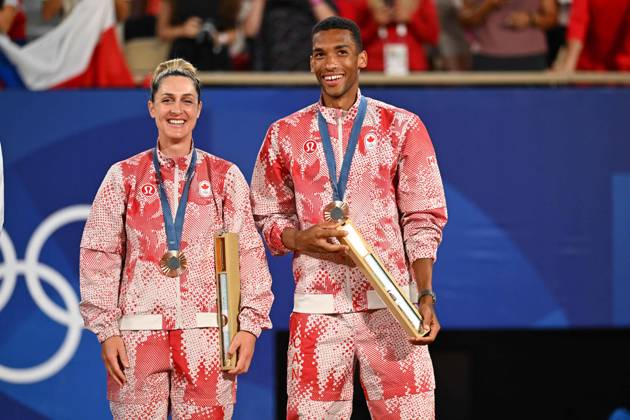 Paris 2024 - Medal Ceremony Tennis Double Mixte Gabriela Dabrowski (CAN) with Felix Auger-Aliassime (CAN) won the bronze medal at the tennis at the 2024 Olympics Games at Roland-Garros in Paris, FRANCE, on August 2, 2024. Photo by Corinne Dubreuil ABACAPRESS.COM PARIS  Copyright: xDubreuilxCorinne ABACAx