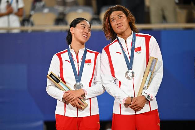 Paris 2024 - Medal Ceremony Tennis Double Mixte Wang Xynyu (CHI) with Zhang Zhizhen (CHI) won the silver medal at the tennis at the 2024 Olympics Games at Roland-Garros in Paris, FRANCE, on August 2, 2024. Photo by Corinne Dubreuil ABACAPRESS.COM PARIS  Copyright: xDubreuilxCorinne ABACAx