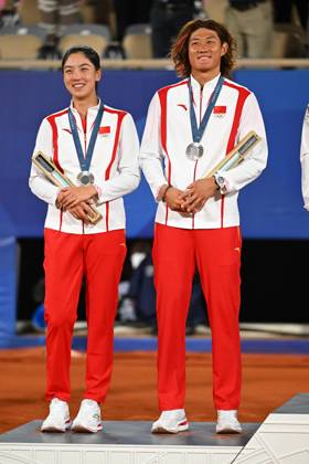 Paris 2024 - Medal Ceremony Tennis Double Mixte Wang Xynyu (CHI) with Zhang Zhizhen (CHI) won the silver medal at the tennis at the 2024 Olympics Games at Roland-Garros in Paris, FRANCE, on August 2, 2024. Photo by Corinne Dubreuil ABACAPRESS.COM PARIS  Copyright: xDubreuilxCorinne ABACAx