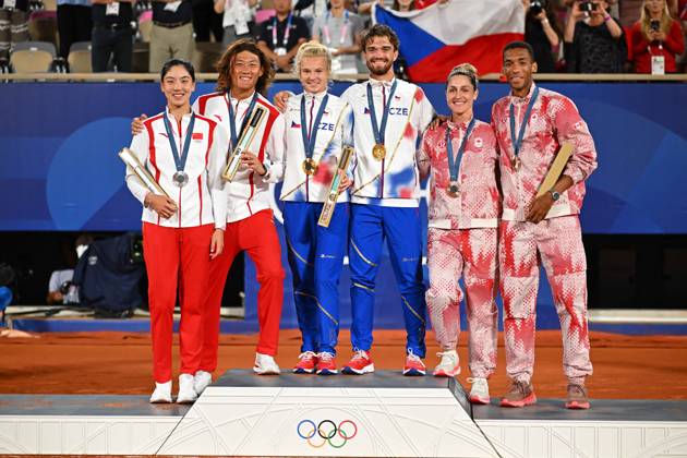 Paris 2024 - Medal Ceremony Tennis Double Mixte Wang Xynyu (CHI) with Zhang Zhizhen (CHI) won the silver medal, Katerina Siniakova (CZE) with Tomas Machac (CZE) won the gold medal and Gabriela Dabrowski (CAN) with Felix Auger-Aliassime (CAN) won the bronze medal at the tennis at the 2024 Olympics Games at Roland-Garros in Paris, FRANCE, on August 2, 2024. Photo by Corinne Dubreuil ABACAPRESS.COM PARIS  Copyright: xDubreuilxCorinne ABACAx
