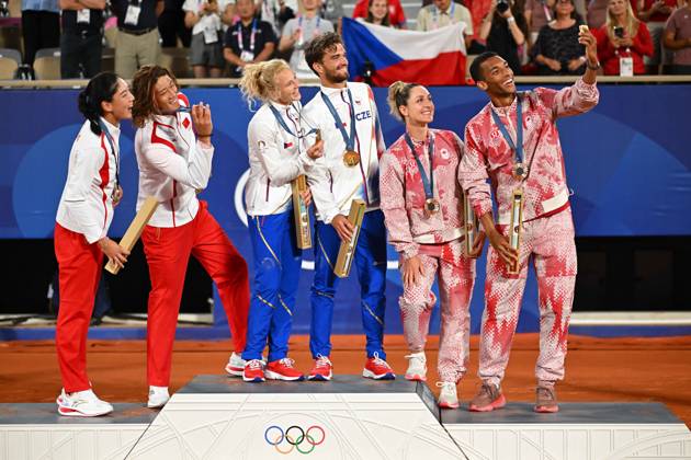 Paris 2024 - Medal Ceremony Tennis Double Mixte Wang Xynyu (CHI) with Zhang Zhizhen (CHI) won the silver medal, Katerina Siniakova (CZE) with Tomas Machac (CZE) won the gold medal and Gabriela Dabrowski (CAN) with Felix Auger-Aliassime (CAN) won the bronze medal at the tennis at the 2024 Olympics Games at Roland-Garros in Paris, FRANCE, on August 2, 2024. Photo by Corinne Dubreuil ABACAPRESS.COM PARIS  Copyright: xDubreuilxCorinne ABACAx