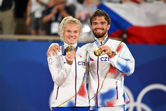 Paris 2024 - Medal Ceremony Tennis Double Mixte Katerina Siniakova (CZE) and Tomas Machac (CZE) won the mixie final and get the gold medal at the tennis at the 2024 Olympics Games at Roland-Garros in Paris, FRANCE, on August 2, 2024. Photo by Corinne Dubreuil ABACAPRESS.COM PARIS  Copyright: xDubreuilxCorinne ABACAx