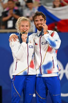 Paris 2024 - Medal Ceremony Tennis Double Mixte Katerina Siniakova (CZE) and Tomas Machac (CZE) won the mixie final and get the gold medal at the tennis at the 2024 Olympics Games at Roland-Garros in Paris, FRANCE, on August 2, 2024. Photo by Corinne Dubreuil ABACAPRESS.COM PARIS  Copyright: xDubreuilxCorinne ABACAx