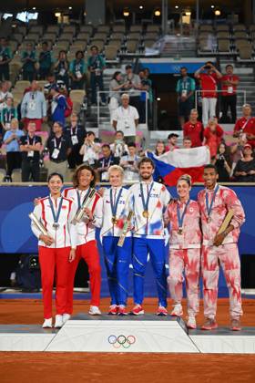Paris 2024 - Medal Ceremony Tennis Double Mixte Wang Xynyu (CHI) with Zhang Zhizhen (CHI) won the silver medal, Katerina Siniakova (CZE) with Tomas Machac (CZE) won the gold medal and Gabriela Dabrowski (CAN) with Felix Auger-Aliassime (CAN) won the bronze medal at the tennis at the 2024 Olympics Games at Roland-Garros in Paris, FRANCE, on August 2, 2024. Photo by Corinne Dubreuil ABACAPRESS.COM PARIS  Copyright: xDubreuilxCorinne ABACAx