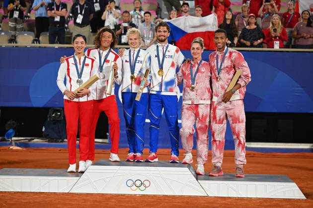 Paris 2024 - Medal Ceremony Tennis Double Mixte Wang Xynyu (CHI) with Zhang Zhizhen (CHI) won the silver medal, Katerina Siniakova (CZE) with Tomas Machac (CZE) won the gold medal and Gabriela Dabrowski (CAN) with Felix Auger-Aliassime (CAN) won the bronze medal at the tennis at the 2024 Olympics Games at Roland-Garros in Paris, FRANCE, on August 2, 2024. Photo by Corinne Dubreuil ABACAPRESS.COM PARIS  Copyright: xDubreuilxCorinne ABACAx